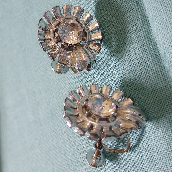 Vintage Starburst button design w large faceted rhinestone screwback earrings - Picture 2 of 11